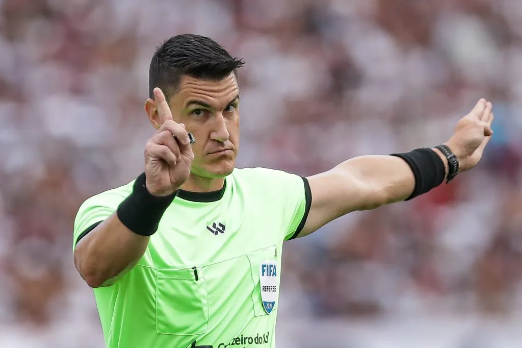 PE – RECIFE – 01/02/2025 – PERNAMBUCANO 2025, SANTA CRUZ X SPORT – O arbitro Rafael Klein durante partida entre Santa Cruz e Sport no estadio Arruda pelo campeonato Pernambucano 2025. Foto: Rafael Vieira/AGIF