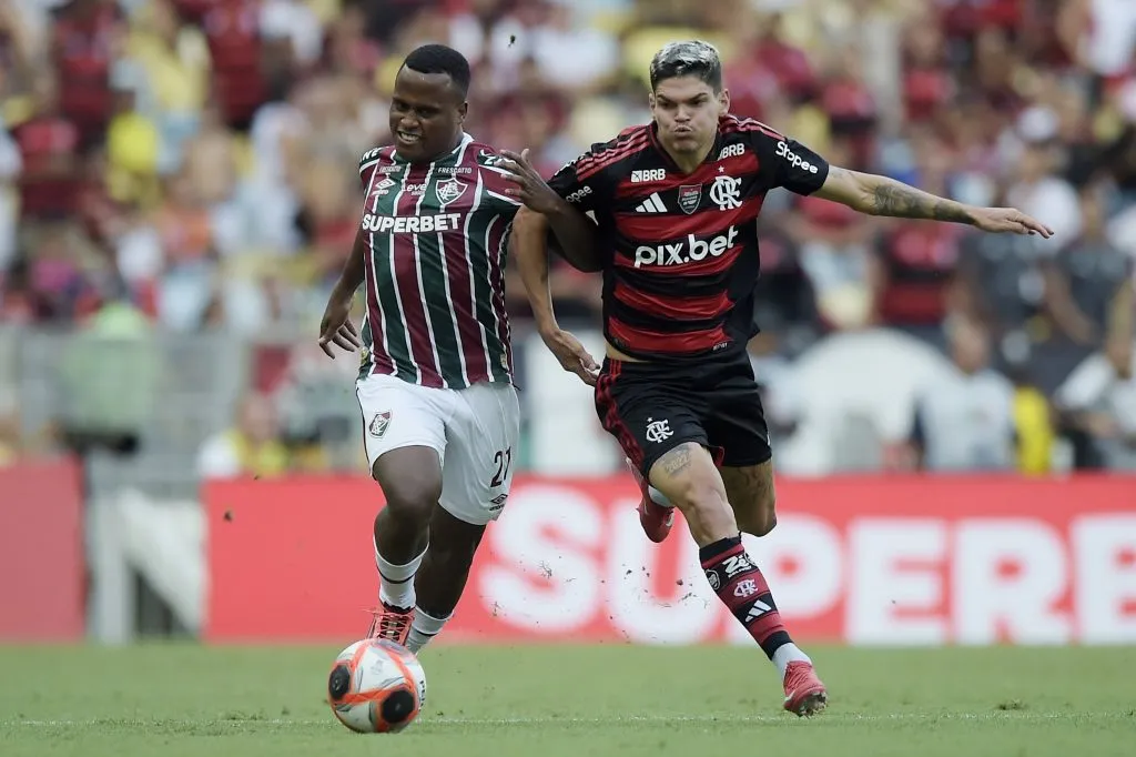 RJ – RIO DE JANEIRO – 08/02/2025 – CARIOCA 2025, FLUMINENSE X FLAMENGO – Jhon Arias jogador do Fluminense disputa lance com Ayrton Lucas jogador do Flamengo durante partida no estadio Maracana pelo campeonato Carioca 2025. Foto: Alexandre Loureiro/AGIF