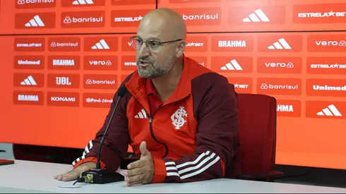 Foto Ricardo Duarte/Internacional – José Olavo Bisol durante entrevista coletiva.