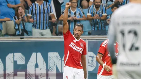 Fernando comemorando pelo Inter no GreNal 444 – Foto: Ricardo Duarte/Internacional