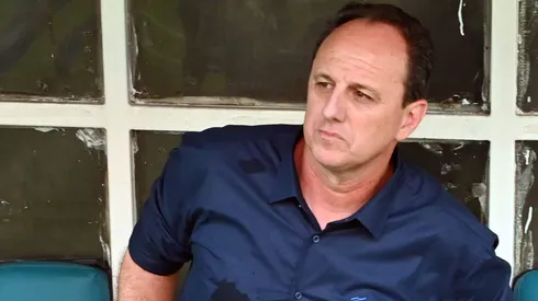 Rogério Ceni durante confronto contra o Atlético-GO no Brasileirão 2024.
