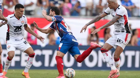 Everton Ribeiro, do Bahia, e Janderson, do Vitória, disputam a bola na Arena Fonte Nova durante jogo do Campeonato Baiano 2025. Foto: Jhony Pinho/AGIF