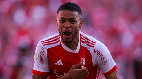 Wanderson, jogador do Internacional, comemora seu gol durante partida contra o RB Bragantino, pelo Campeonato Brasileiro de 2024. Foto: Maxi Franzoi/AGIF