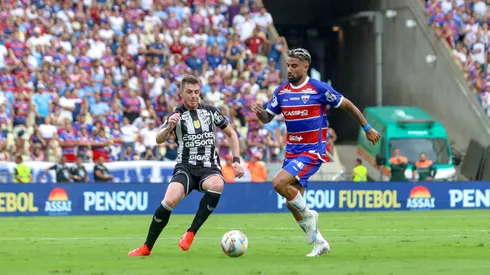 Britez, jogador do Fortaleza, em ação no clássico contra o Ceará na Arena Castelão pelo Campeonato Cearense de 2025. Foto: Lucas Emanuel/AGIF