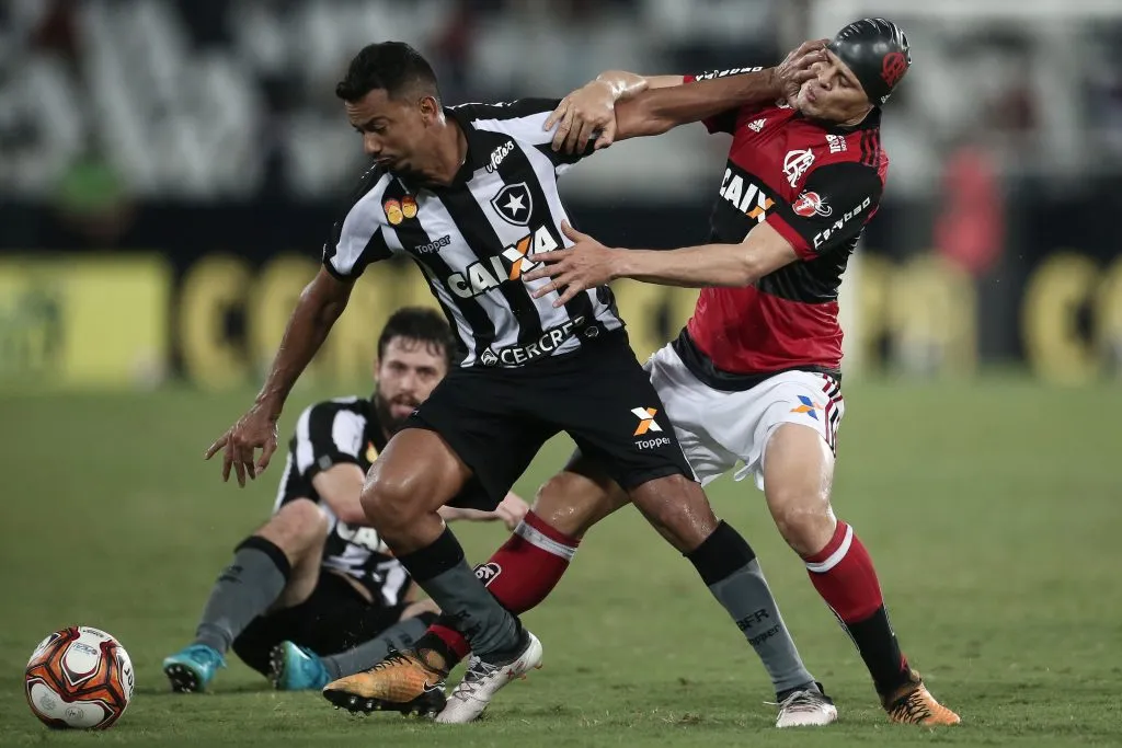 Rodrigo Lindoso em ação com a camisa do Botafogo. Foto: André Mourão/AGIF