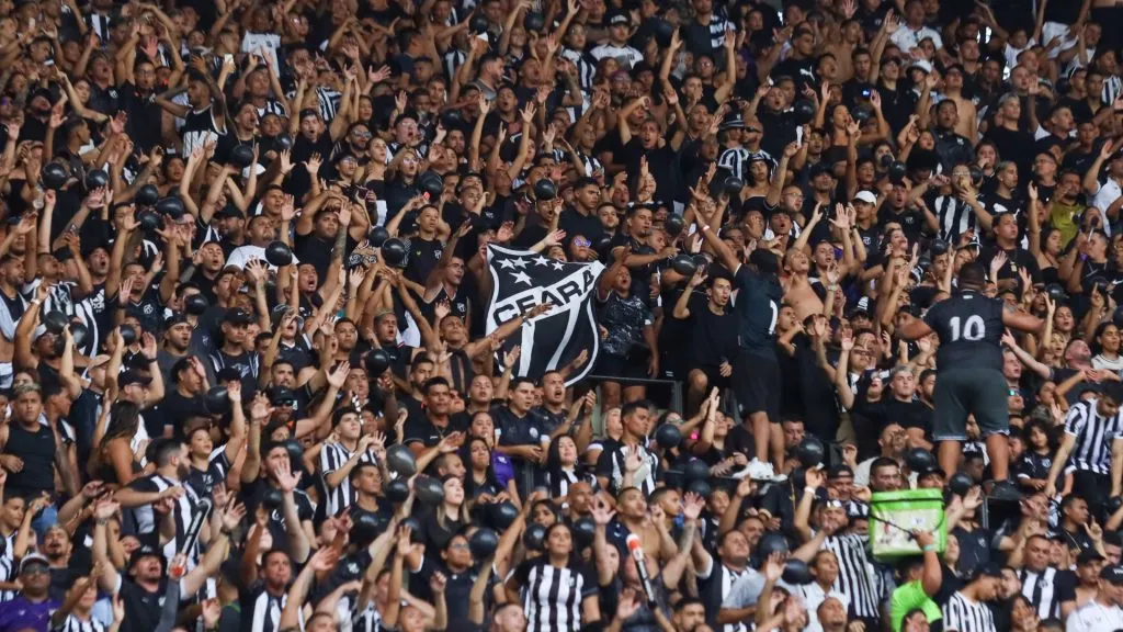 Torcida do Ceará durante o Clássico-Rei na Arena Castelão – Foto: Lucas Emanuel/AGIF