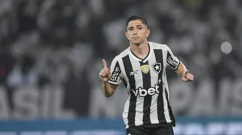 Savarino durante confronto contra o Fluminense no Campeonato Carioca de 2025.