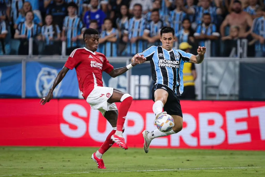 Aravena e Vitão durante Gre-Nal 444 no Campeonato Gaúcho de 2025. Foto: Maxi Franzoi/AGIF