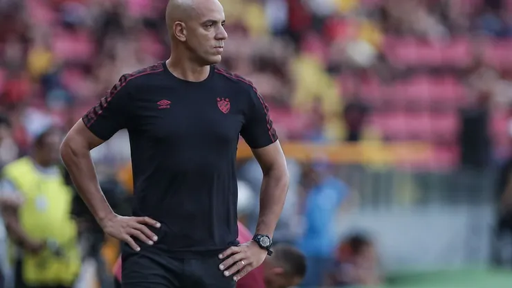 Pepa, treinador do Sport, durante a partida contra o MAGUARY no estádio Ilha do Retiro, pelo Campeonato Pernambucano de 2025. Foto: Rafael Vieira/AGIF