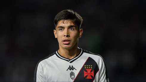 Sforza, jogador do Vasco, durante partida contra o Athletico-PR pelo Campeonato Brasileiro de 2024. Foto: Thiago Ribeiro/AGIF