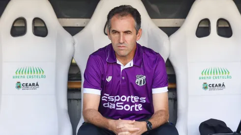 Léo Condé, técnico do Ceará, durante partida contra o Fortaleza no estadio Arena Castelao pelo campeonato Cearense 2025. Foto: Lucas Emanuel/AGIF