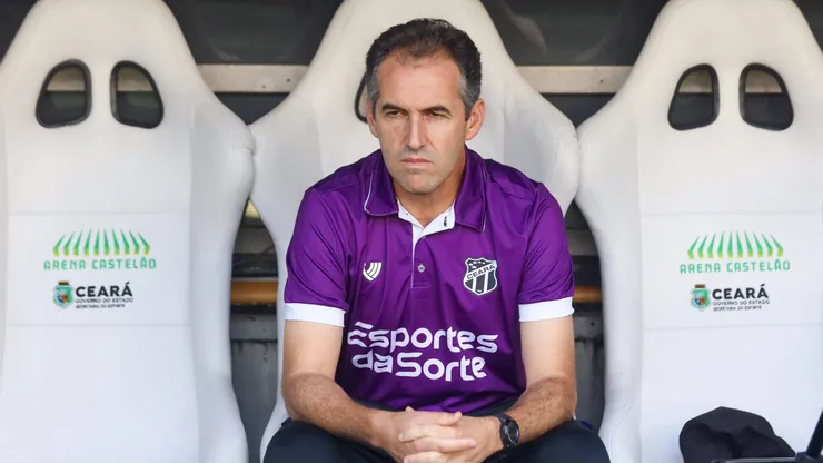 Léo Condé, técnico do Ceará, durante partida contra o Fortaleza no estadio Arena Castelao pelo campeonato Cearense 2025. Foto: Lucas Emanuel/AGIF