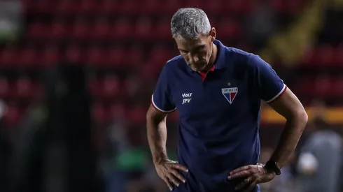 Vojvoda, técnico do Fortaleza, durante partida contra o Sport pela Copa do Nordeste 2025. Foto: Rafael Vieira/AGIF