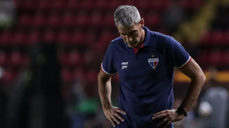 Vojvoda, técnico do Fortaleza, durante partida contra o Sport pela Copa do Nordeste 2025. Foto: Rafael Vieira/AGIF