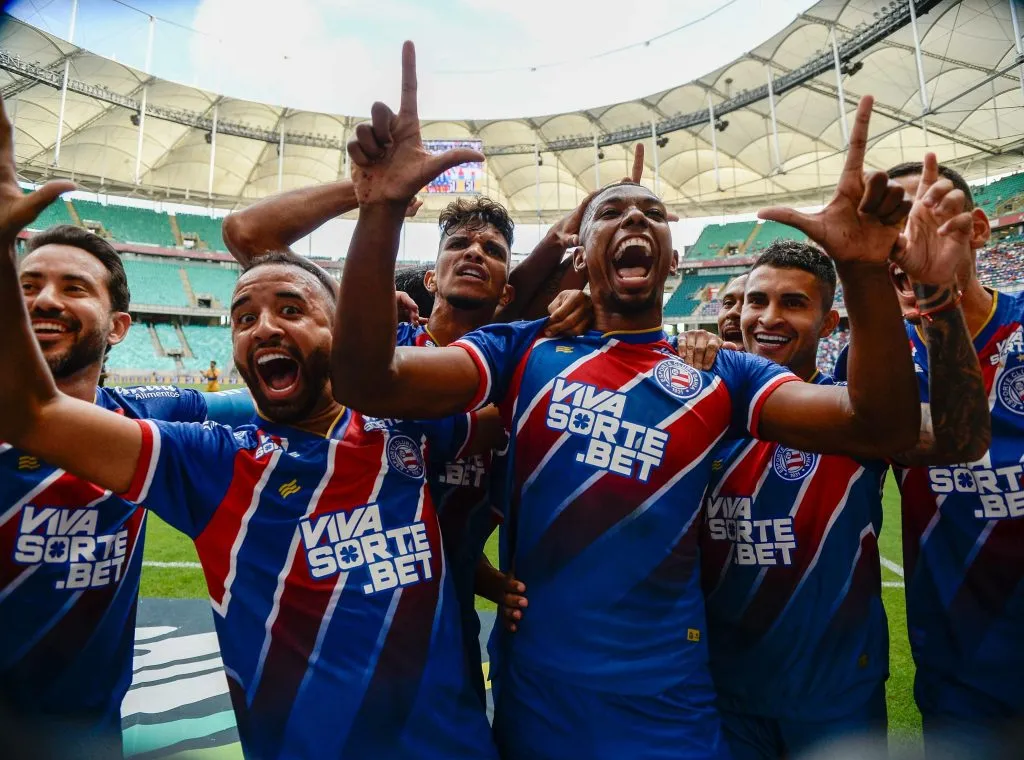 Kanu, atleta do Bahia, celebra seu gol ao lado dos companheiros de equipe durante o confronto contra o Colo-Colo, realizado na Arena Fonte Nova, pelo Campeonato Baiano de 2025. Foto: Jhony Pinho/AGIF