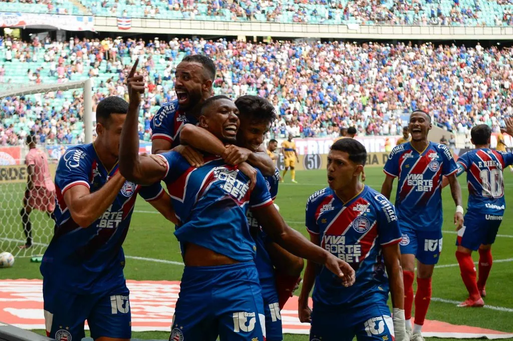 Kanu comemora seu gol com os companheiros do Bahia contra o Colo-Colo, na Arena Fonte Nova, pelo Baiano 2025. Foto: Jhony Pinho/AGIF