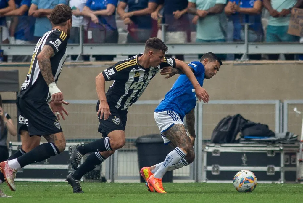 MG – BELO HORIZONTE – 09/02/2025 – MINEIRO 2025, CRUZEIRO X ATLETICO-MG – Dudu jogador do Cruzeiro durante partida contra o Atletico-MG no estadio Mineirao pelo campeonato Mineiro 2025. Foto: Fernando Moreno/AGIF