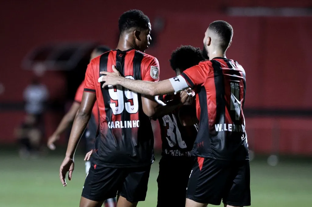 Carlinhos comemorando gol do Vitória, no Barradão, pelo Campeonato Baiano 2025. Foto: Jhony Pinho/AGIF