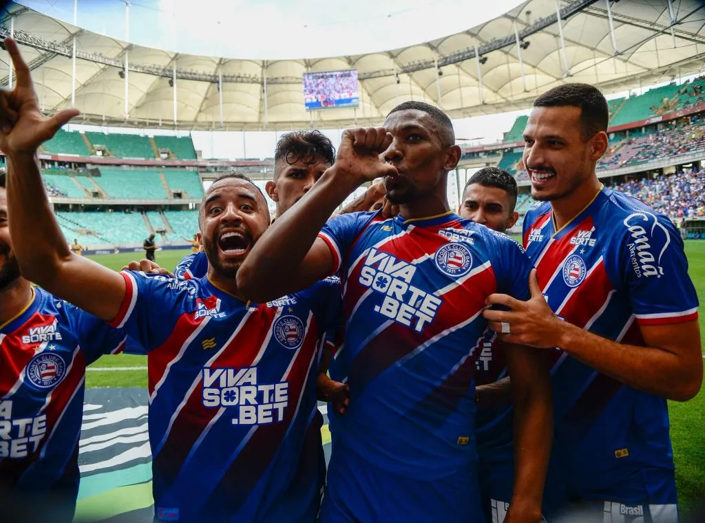 Kanu, jogador do Bahia, comemora seu gol com jogadores do seu time durante partida contra o Colo-Colo no estadio Arena Fonte Nova pelo campeonato Baiano 2025. Foto: Jhony Pinho/AGIF