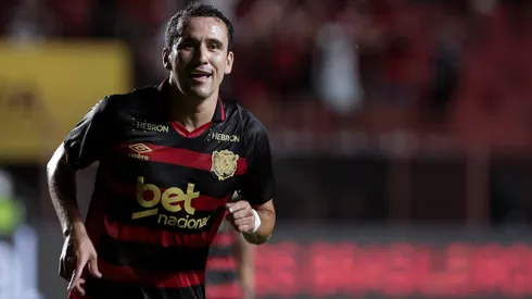 Pablo, jogador do Sport, comemora seu gol durante partida contra o MAGUARY no estadio Ilha do Retiro pelo campeonato Pernambucano 2025. Foto: Rafael Vieira/AGIF
