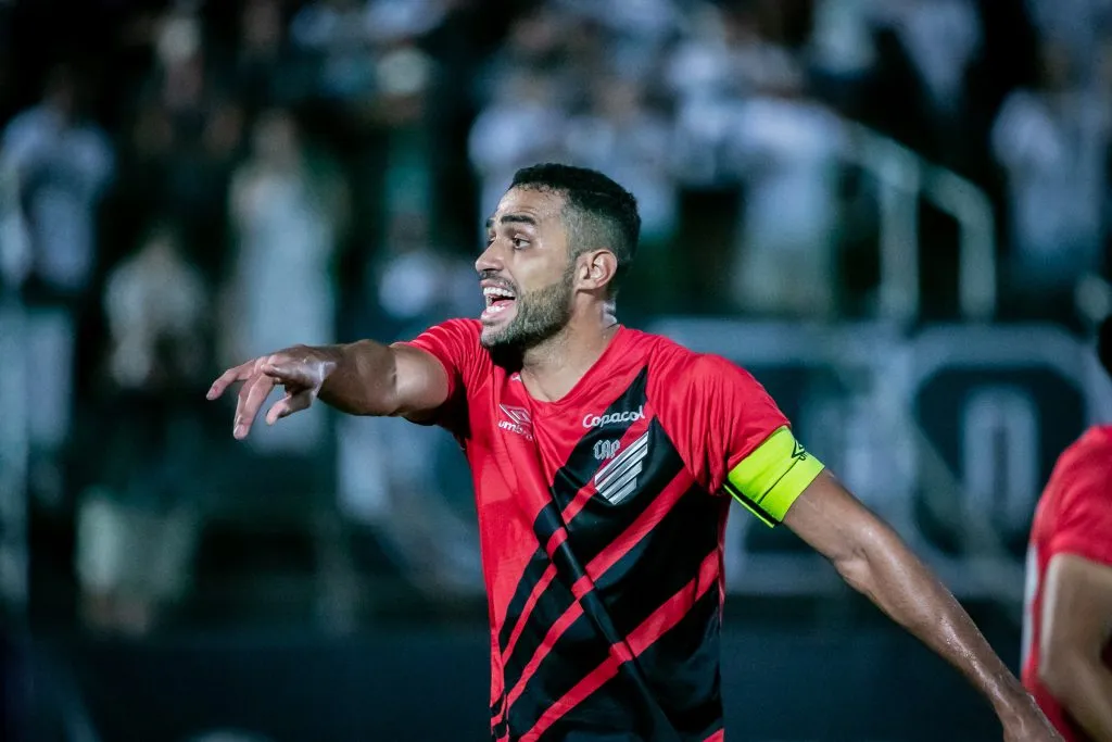 Alan Kardec, autor de dois gols, durante partida contra o Maringá no Campeonato Paranaense 2025. Foto: Fernando Teramatsu/AGIF
