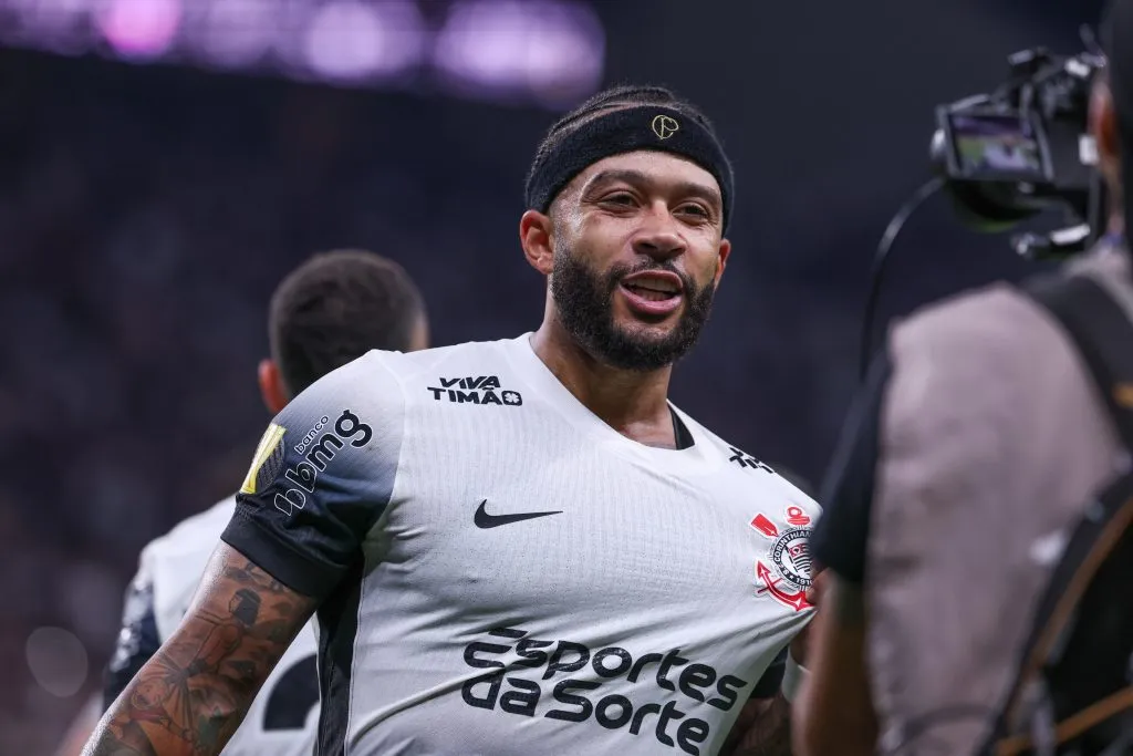 Memphis Depay jogador do Corinthians comemora seu gol durante partida contra o São Bernardo na Arena Corinthians pelo campeonato Paulista 2025. Foto: Marcello Zambrana/AGIF