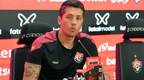 Thiago Carpini durante entrevista coletiva pelo Vitória – Foto: Walmir Cirne/AGIF