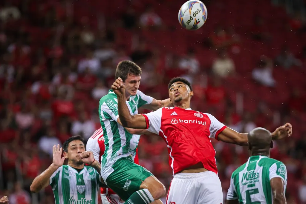 Victor Gabriel jogador do Internacional disputa lance com Vitor Dadalt jogador do Avenida durante partida no estadio Beira-Rio pelo campeonato Gaucho 2025. Foto: Maxi Franzoi/AGIF