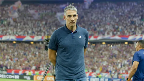 Vojvoda, técnico do Fortaleza, durante partida contra o São Paulo, pelo Campeonato Brasileiro de 2024. Foto: Lucas Emanuel/AGIF