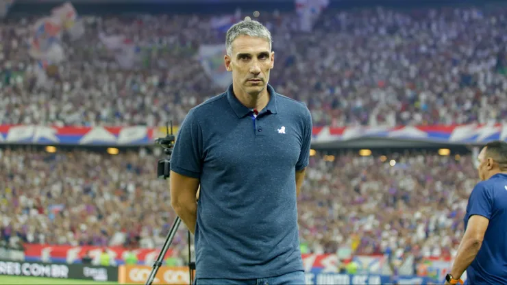 Vojvoda, técnico do Fortaleza, durante partida contra o São Paulo, pelo Campeonato Brasileiro de 2024. Foto: Lucas Emanuel/AGIF