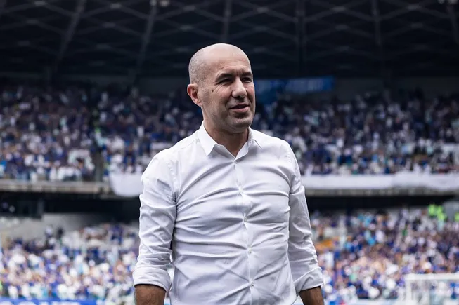 Foto: Gustavo Aleixo/Cruzeiro – Leonardo Jardim antes do confronto entre Cruzeiro e Atlético-MG no Campeonato Mineiro de 2025.