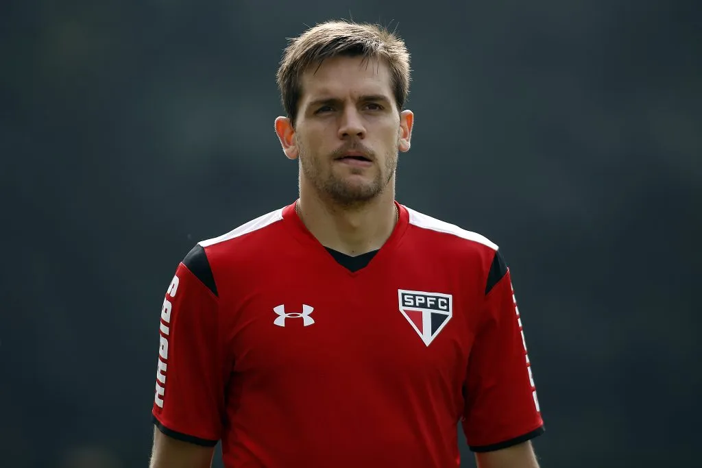 Rafael Tolói, ex-São Paulo, pode parar no Cruzeiro. Foto: Daniel Vorley/AGIF