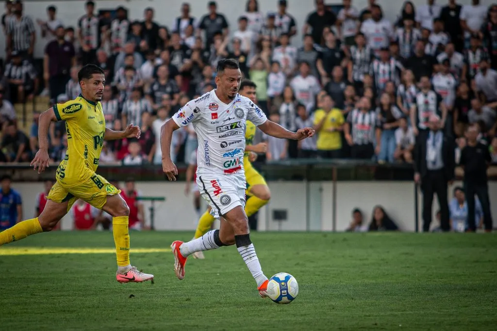 Rodrigo Lindoso durante partida entre Operário e Mirassol na Série B de 2024. Foto: Giovani Baccin/AGIF