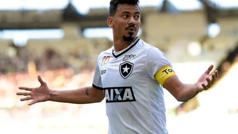 Rodrigo Lindoso durante partida entre Botafogo e Fluminense no Brasileirão 2018.