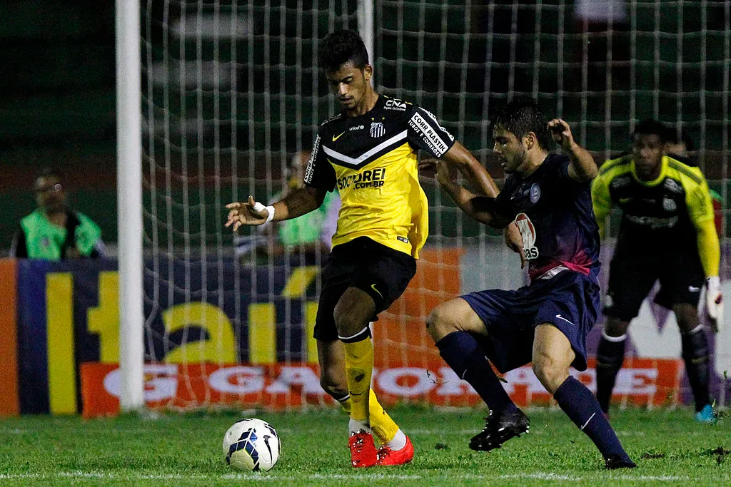 SALVADOR, BAHIA , BRAZIL – MAY 29: Jubal of Santos battles for the ball during the match between Bahia and Santos as part of Brasileirao Series A 2014 at Alberto Oliveira Stadium on May 29, 2014 in Feira de Santana, Bahia, Brazil. (Photo by Felipe Oliveira/Getty Images)