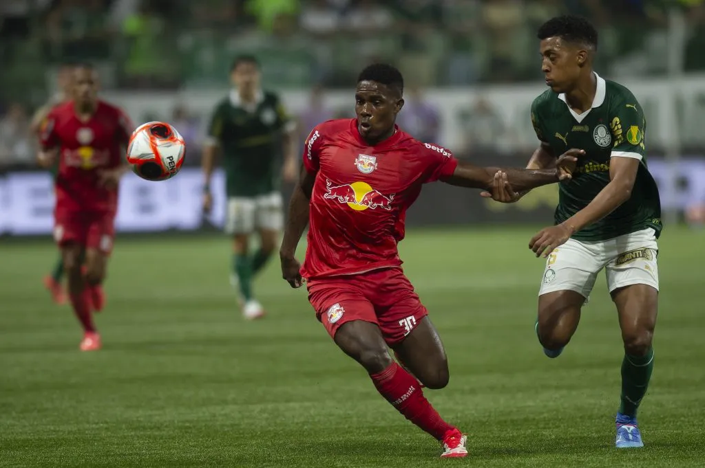 Vanderlan jogador do Palmeiras disputa lance com Henry Mosquera jogador do Bragantino durante partida no estadio Arena Allianz Parque pelo campeonato Paulista 2025. Foto: Anderson Romao/AGIF