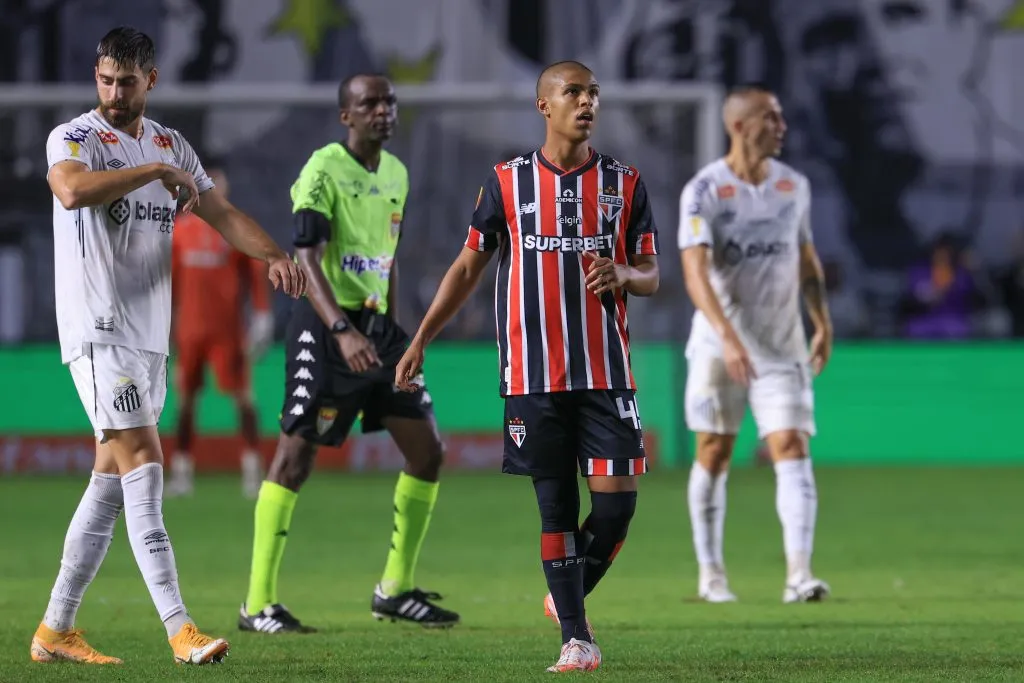 SP – SANTOS – 01/02/2025 – PAULISTA 2025, SANTOS X SAO PAULO – Ryan Francisco jogador do Sao Paulo durante partida contra o Santos no estadio Vila Belmiro pelo campeonato Paulista 2025. Foto: Marcello Zambrana/AGIF