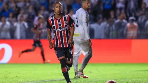 SP – SANTOS – 01/02/2025 – PAULISTA 2025, SANTOS X SAO PAULO – Ryan Francisco jogador do Sao Paulo durante partida contra o Santos no estadio Vila Belmiro pelo campeonato Paulista 2025. Foto: Marcello Zambrana/AGIF