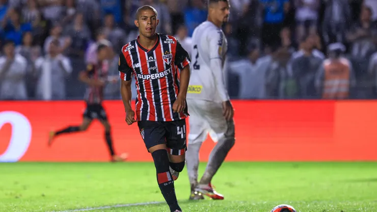 SP - SANTOS - 01/02/2025 - PAULISTA 2025, SANTOS X SAO PAULO - Ryan Francisco jogador do Sao Paulo durante partida contra o Santos no estadio Vila Belmiro pelo campeonato Paulista 2025. Foto: Marcello Zambrana/AGIF