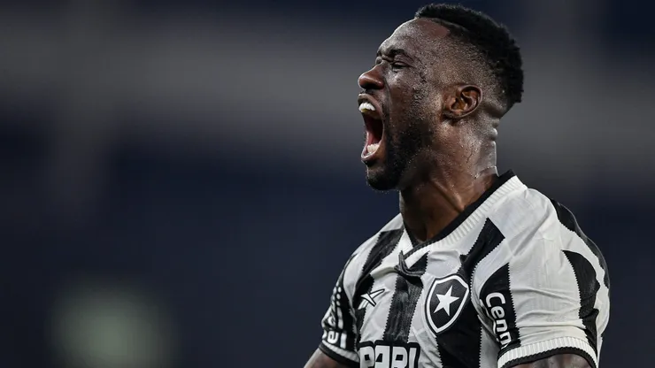 Bastos jogador do Botafogo comemora seu gol durante partida contra o Athletico-PR no estadio Engenhao pelo campeonato Brasileiro A 2024.