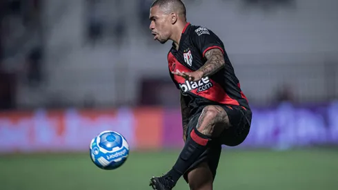 Lucas Esteves jogador do Atletico-GO durante partida contra o Vitoria no estadio Antonio Accioly pelo campeonato Brasileiro B 2023. Foto: Heber Gomes/AGIF