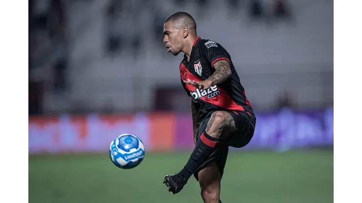 Lucas Esteves jogador do Atletico-GO durante partida contra o Vitoria no estadio Antonio Accioly pelo campeonato Brasileiro B 2023. Foto: Heber Gomes/AGIF