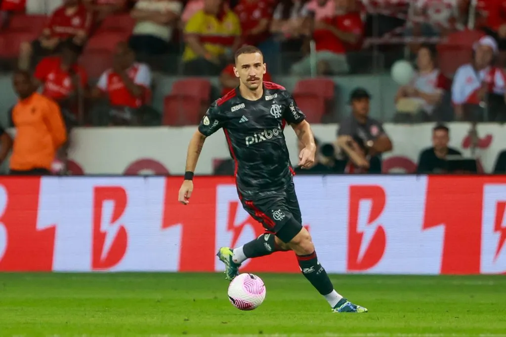 Leo Ortiz jogador do Flamengo durante partida contra o Internacional no estádio Beira-Rio pelo campeonato Brasileiro A 2024. Foto: Luiz Erbes/AGIF