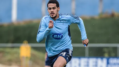 Zagueiro Lucas Oliveira em treinamento pelo Cruzeiro.