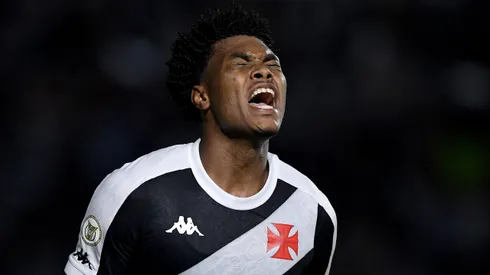 GB, jogador do Vasco, comemora seu gol durante partida contra o RB Bragantino, pelo Campeonato Brasileiro de 2024. Foto: Thiago Ribeiro/AGIF