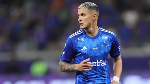 Mateus Vital durante confronto contra o Grêmio no Brasileirão 2024.