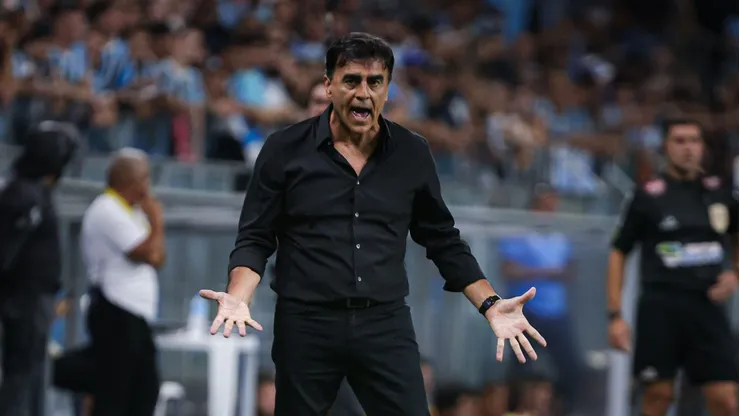 Gustavo Quinteros, técnico do Grêmio, durante partida contra o Internacional, pelo Campeonato Gaúcho 2025. Foto: Maxi Franzoi/AGIF