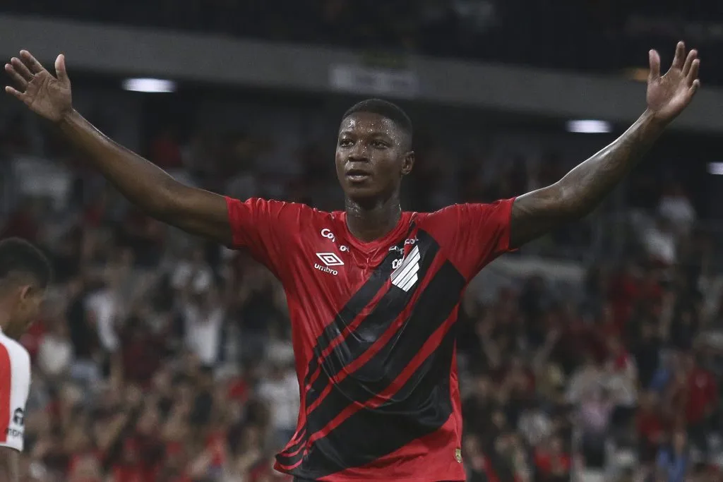 Matheus Babi comemorando gol durante partida contra o Rio Branco no Campeonato Paraense de 2025. Foto: Gabriel Machado/AGIF