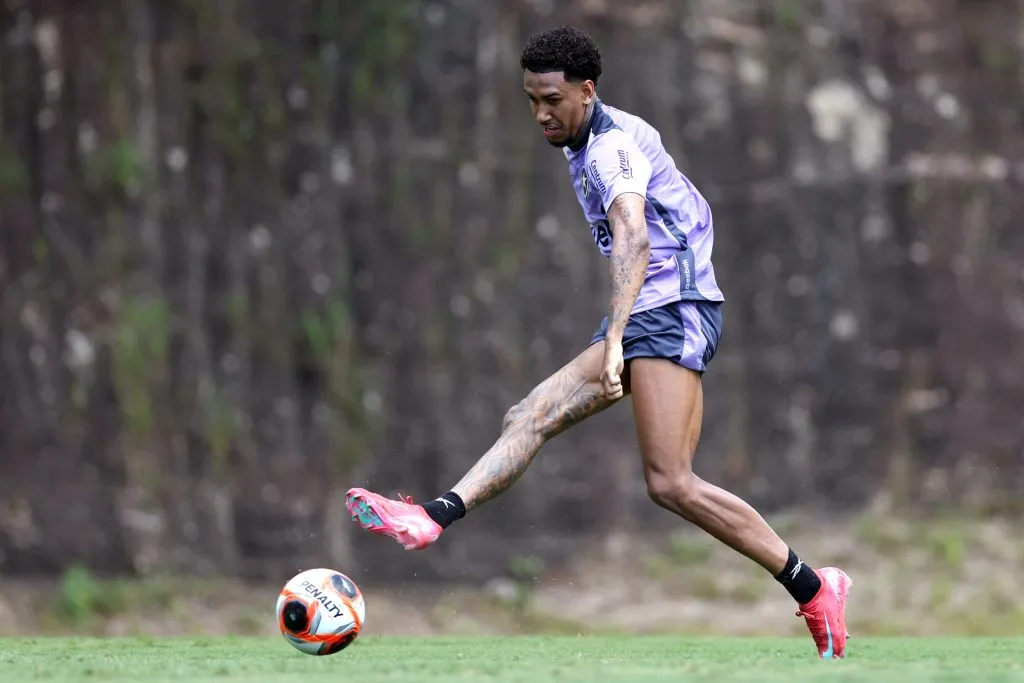 Rwan Cruz já treina com o elenco, mas não está disponível para o clássico. Foto: Vítor Silva/Botafogo