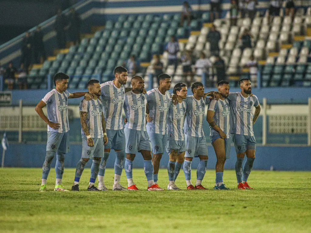 Jogadores do Paysandu durante partida no estádio Curuzu pelo campeonato Copa Verde 2025. Foto: Marcos Junior/AGIF